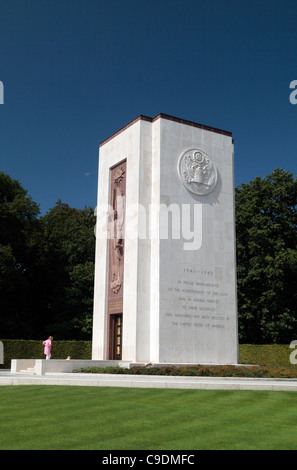 La mère et l'enfant entrant dans la chapelle principale dans le cimetière américain de Luxembourg, Luxembourg, Luxembourg-ville. Banque D'Images