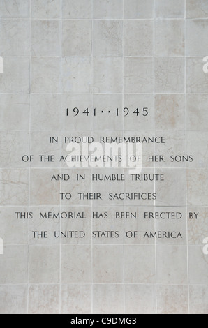 Dévouement à la Seconde Guerre mondiale, deux soldats américains sur la grande chapelle dans le cimetière américain de Luxembourg, Luxembourg. Banque D'Images