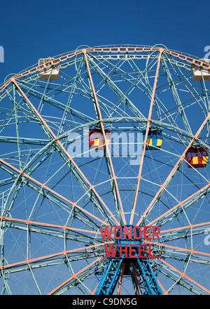 Coney Island célèbre Wonder Wheel un jour d'été Banque D'Images