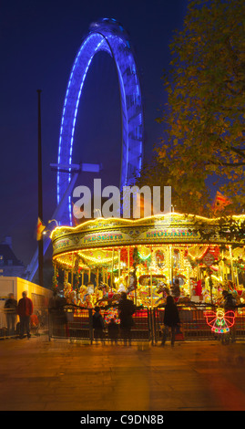 Carousel sur la rive sud, de nuit, illuminé London eye Banque D'Images