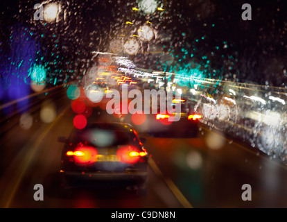 La fin de nuit Pluie humide sur la mauvaise visibilité pare-brise en roulant hors de Londres en soirée, l'heure de pointe dans une circulation dense Banque D'Images