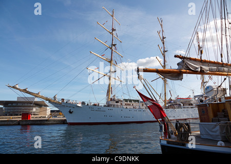 Le grand grand voilier polonais Dar Mlodziezy amarré près de l'Opéra sur une visite à Copenhague, sur voilier danois Dannebrog Banque D'Images