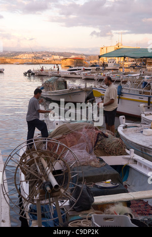 Les pêcheurs qui tendent leurs filets dans le port de Tyr, au sud du Liban. Banque D'Images