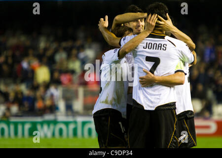 23/11/2011. Valencia, Espagne match de football entre Valencia Club de Futbol et KRC Genk, Journée 5, Ligue des Champions, Groupe E ------------------------------------- Un groupe de joueurs du FC Valence célébrant leur victoire après le 5ème but par minute 68 Banque D'Images