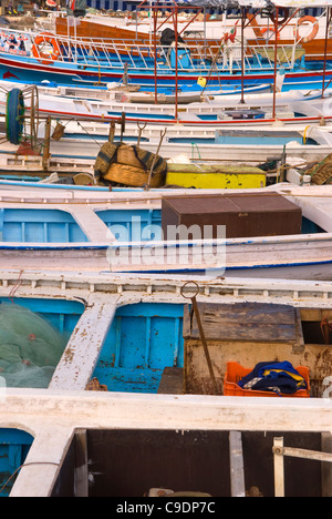 Bateaux de pêche colorés amarrés au port, Tire, le sud du Liban. Banque D'Images