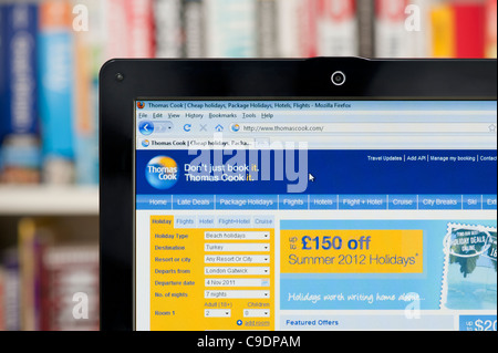 Le site web de Thomas Cook tourné contre un meuble en arrière-plan (usage éditorial uniquement : -Print, télévision, e-book et le comité éditorial du site). Banque D'Images