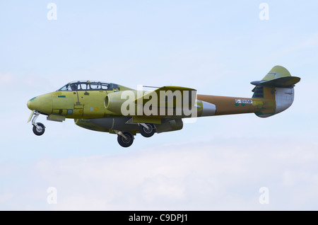 Gloster Meteor T7, vu dans l'apprêt vert alors que l'objet de travaux de restauration, de l'approche à l'atterrissage à RAF Fairford, UK Banque D'Images