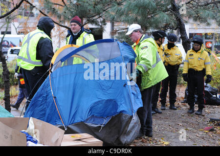 Le 23 novembre 2011, la Police de Toronto sont arrivés en grand nombre ce matin, à commencer le processus d'expulsion du camp de tentes de Toronto occupent de St James Park. Stand de la police ici regarder comme travailleurs municipaux de démonter et enlever les tentes. Banque D'Images