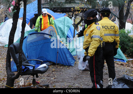 Le 23 novembre 2011, la Police de Toronto sont arrivés en grand nombre ce matin, à commencer le processus d'expulsion du camp de tentes de Toronto occupent de St James Park. La police ici regarder comme travailleurs municipaux de démonter et enlever les tentes. Banque D'Images