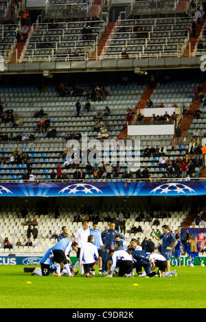 23/11/2011. Valencia, Espagne match de football entre Valencia Club de Futbol et KRC Genk, Journée 5, Ligue des Champions, Groupe E ------------------------------------- équipe Valence CF l'assemblage pendant l'échauffement Banque D'Images