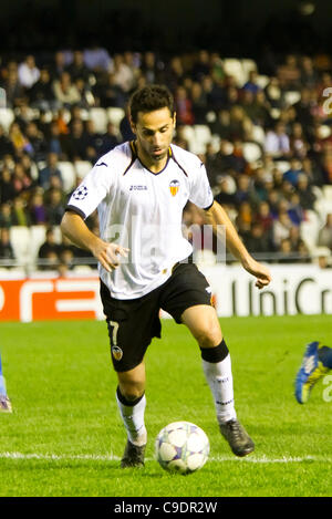 23/11/2011. Valencia, Espagne match de football entre Valencia Club de Futbol et KRC Genk, Journée 5, Ligue des Champions, Groupe E ------------------------------------- Jonas Gonçalves de Valencia CF comme il conduit la balle Banque D'Images