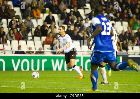 23/11/2011. Valencia, Espagne match de football entre Valencia Club de Futbol et KRC Genk, Journée 5, Ligue des Champions, Groupe E ------------------------------------- Roberto Soldado conduire la boule pendant le jeu Banque D'Images