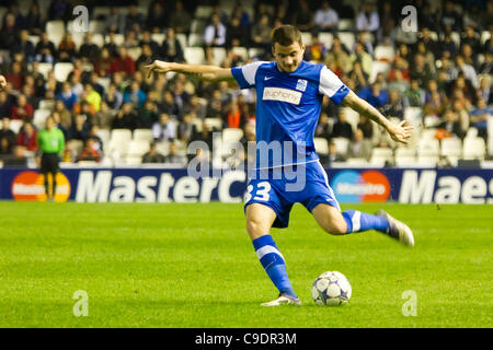 23/11/2011. Valencia, Espagne match de football entre Valencia Club de Futbol et KRC Genk, Journée 5, Ligue des Champions, Groupe E ------------------------------------- Daniel Pudil, du KRC Genk, comme il tire la balle Banque D'Images