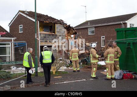 Ascot, UK, 24/11/2011 : Maison à Sutherland Chase, Ascot, qui a été partiellement détruit par une explosion. La cause de l'explosion est soupçonné d'une fuite de gaz. Banque D'Images