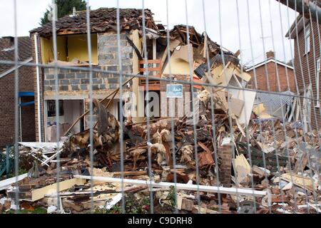 Ascot, UK, 24/11/2011 : Maison à Sutherland Chase, Ascot, qui a été partiellement détruit par une explosion. La cause de l'explosion est soupçonné d'une fuite de gaz. Banque D'Images