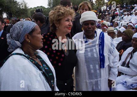 Ministre de l'intégration, Mme Sofa Landver, pose pour la photo avec des femmes au cours de la communauté éthiopienne juive célébration du SIGD à la Promenade Sherover avec vue sur le mont du Temple. Jérusalem, Israël. 24 novembre 2011. Banque D'Images