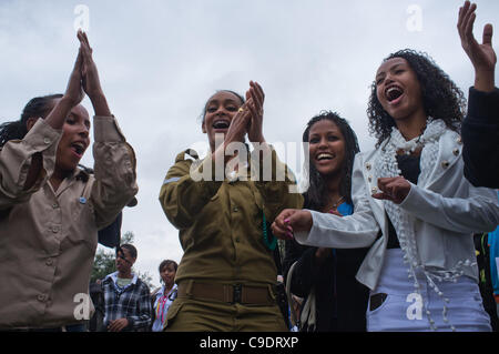 Les jeunes femmes, y compris les soldats des FDI éthiopien, danse dans un cercle de danse femmes seulement célébrer le SIGD Holiday, symbolisant leur aspiration à Jérusalem, à la Promenade Sherover avec vue sur le mont du Temple. Jérusalem, Israël. 24 novembre 2011. Banque D'Images