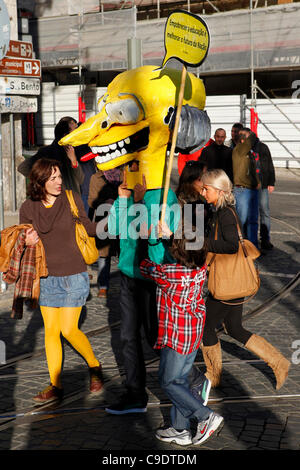 Une personne habillé comme le personnage de Simpson Montgomery Burns rejoint les travailleurs et les membres de l'Union participant à la réception ouverte 24h portugais Grève générale et manifester contre le programme d'austérité du gouvernement à Lisbonne, Portugal. Banque D'Images