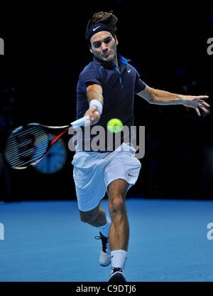 24.11.2011 Londres, Angleterre suisse Roger Federer lors de son match de round robin contre Mardy Fish des États-Unis d'Amérique à la Tennis Barclays ATP World Tour Finals 2011 au 02 London Arena. Banque D'Images