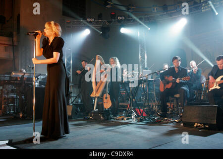 LONDON, UK, 25/11/2011. Goldfrapp en concert à Mencap's Little Noise Sessions dans l'église de St Jean-de-Londres. L'événement est la quatrième des six concerts de divers artistes de l'aide de Mencap, un organisme de bienfaisance qui travaillent avec des personnes handicapées mentales, leurs familles et leurs soignants. Banque D'Images