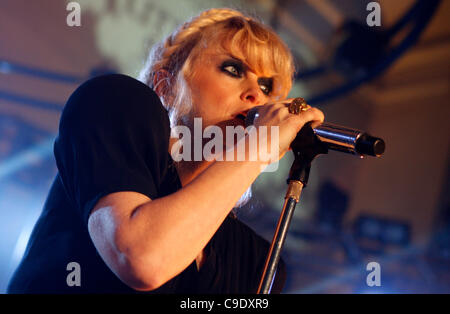 LONDON, UK, 25/11/2011. Goldfrapp en concert à Mencap's Little Noise Sessions dans l'église de St Jean-de-Londres. L'événement est la quatrième des six concerts de divers artistes de l'aide de Mencap, un organisme de bienfaisance qui travaillent avec des personnes handicapées mentales, leurs familles et leurs soignants. Banque D'Images