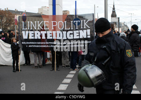 Les participants antifascistes ont une bannière dans la « chute de la politique de gauche » allemande lors d'un rassemblement contre l'extrémisme de droite et le centre néo-nazi du parti NPD à Leipzig en Allemagne Banque D'Images