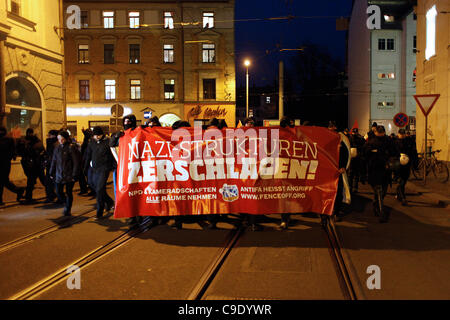 Les participants antifascistes tiennent une bannière dans les « structures nazies » allemandes lors d'un rassemblement contre l'extrémisme de droite et le centre néo-nazi du parti NPD à Leipzig en Allemagne Banque D'Images