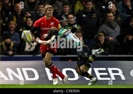 26.11.2011. Northampton, en Angleterre. Aviva Premiership Rugby. Northampton Saints contre les Sarrasins. David Strettle est abordé par Lee Dickson de Northampton Saints. Banque D'Images