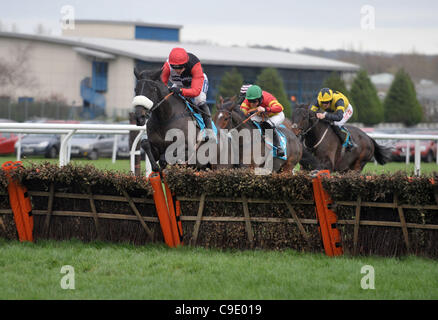 Beaucoup d'argent montée par Ruby Walsh prend le dernier vol et continue pour gagner le Sportingbet Long Distance obstacle à l'Hippodrome de Newbury, Berkshire - 26/11/2011 - CRÉDIT : Martin Dalton/TGSPHOTO Banque D'Images