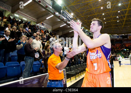 26/11/2011. Valencia, Espagne match de basket-ball Club Basket entre Valence et Assignia Manresa, Journée 9, Liga Endesa - Espagne --------- Thiago Splitter féliciter les personnes qui ont assisté à la Fonteta de Sant Lluis à regarder l'équipe gagne son match contre l'Assignia Manresa Banque D'Images