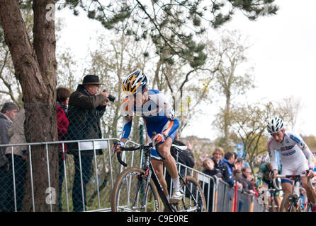 3ème place, Bart Aernouts (Rabobank), leader de la Coupe du monde amène et 2ème place, Kevin Pauwels dans les derniers tours de la Coupe du Monde de Cyclo-cross, 3 ronde à Koksijde, Belgique, le 26 novembre 2011 Banque D'Images