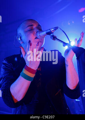 LONDON, UK, 27/11/2011. Sinead O'Connor chanter live au Mencap's Little Noise Sessions dans l'église de St Jean-de-Londres. L'événement est le concert final de six par divers artistes dans l'aide de Mencap, un organisme de bienfaisance qui travaillent avec des personnes handicapées mentales, leurs familles et leurs soignants. Banque D'Images