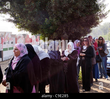 Des files d'électeurs au bureau de scrutin le jour du scrutin à Maadi, banlieue du Caire, Égypte, 28 Novembre 2011 Banque D'Images