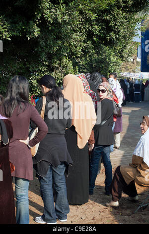 Des files d'électeurs au bureau de scrutin le jour du scrutin à Maadi, banlieue du Caire, Égypte, 28 Novembre 2011 Banque D'Images