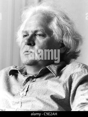 PHOTO : London 1980. Le réalisateur britannique Ken Russell, qui a été en nomination pour un Oscar pour son film de 1969 Les femmes dans l'amour, est mort. Son fils, Alex, a dit qu'il est mort paisiblement dans son sommeil à l'hôpital le dimanche 27 novembre 2011 à l'âge de 84 ans. Russell est vu poser pour un portrait dans le Dorchester Hotel Banque D'Images