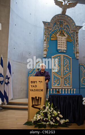 Anna Suchecka s'adresse aux participants immédiatement après avoir été honoré à Yad Vashem avec médaille et un certificat d'honneur au nom du père, Adolf Otto, comme Justes parmi les nations. Jérusalem, Israël. 28 novembre 2011. Banque D'Images