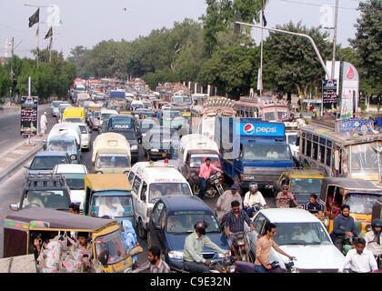 Un grand nombre de véhicules bloqués dans traffic jam tandis que l'ambulance également vu en photo pendant une visite du Sind Accueil ministre à ma.Jinnah road à Karachi le lundi, Novembre 28, 2011. Banque D'Images