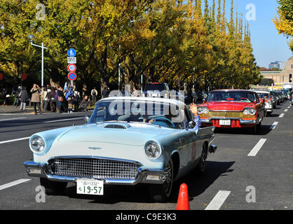 Le 27 novembre 2011, Tokyo, Japon - UN 1957 Ford Thunderbird est suivi d'un 1957 Plymouth Fury au cours de la cinquième voiture classique Festa 2011 à Tokyo le dimanche, Novembre 27, 2011. Quelques 43 000 spectateurs watch sur nationales et étrangères 100 classic and vintage cars parade le gingko rues bordées d'arbres de la Mei Banque D'Images