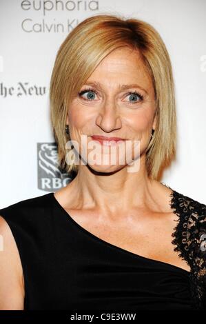 Edie Falco devant le hall des arrivées de l'IFP pour la 21e Gotham Independent Film Awards, le Restaurant Cipriani Wall Street, New York, NY, le 28 novembre 2011. Photo par : Desiree Navarro/Everett Collection Banque D'Images