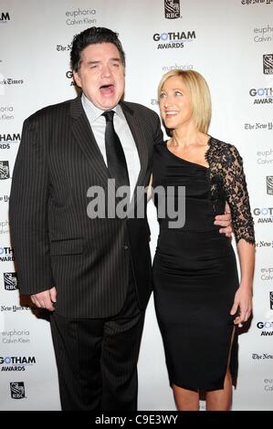 Oliver Platt, Edie Falco devant le hall des arrivées de l'IFP pour la 21e Gotham Independent Film Awards, le Restaurant Cipriani Wall Street, New York, NY, le 28 novembre 2011. Photo par : Desiree Navarro/Everett Collection Banque D'Images