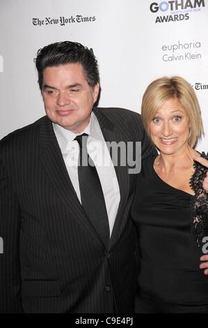 Oliver Platt, Edie Falco devant le hall des arrivées de l'IFP pour la 21e Gotham Independent Film Awards, le Restaurant Cipriani Wall Street, New York, NY, le 28 novembre 2011. Photo par : Kristin Callahan/Everett Collection Banque D'Images