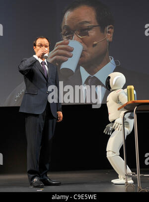 30 novembre 2011, Tokyo, Japon - Takanobu Ito, président de Honda, est attendu avec une tasse de thé par Ashimo, en forme humaine développé par le constructeur du robot, au cours d'une conférence de presse aperçu de la Tokyo Motor Show le mercredi, Novembre 30, 2011...le Tokyo Motor Show a ouvert ses portes à la presse mercredi que le japonais Banque D'Images