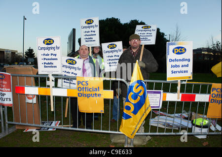 London Heathrow, Royaume-Uni, le 30 Nov 2011. Une ligne de piquetage à l'aéroport d'Heathrow où les travailleurs sont en grève pour protester contre l'allongement de la durée du travail et les coupes dans les retraites. Une estimation de deux millions de travailleurs du secteur public se sont mis en grève sur les changements apportés aux pensions. Banque D'Images