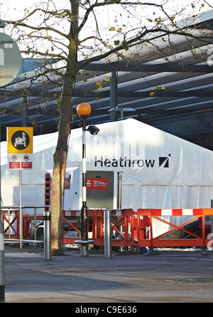 London Heathrow, Royaume-Uni, le 30 Nov 2011. Tentes à l'aéroport d'Heathrow érigé pour faire face au grand nombre de passagers devrait être retardée en raison de l'UK Border Agency frappant le personnel. Une estimation de deux millions de travailleurs du secteur public se sont mis en grève sur les changements apportés aux pensions. Banque D'Images