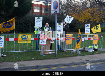 London Heathrow, Royaume-Uni, le 30 Nov 2011. Une ligne de piquetage à l'aéroport d'Heathrow où les travailleurs sont en grève pour protester contre l'allongement de la durée du travail et les coupes dans les retraites. Une estimation de deux millions de travailleurs du secteur public se sont mis en grève sur les changements apportés aux pensions. Banque D'Images