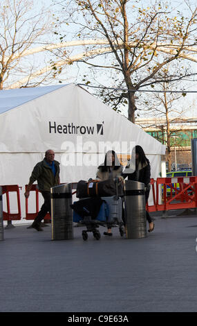 London Heathrow, Royaume-Uni, le 30 Nov 2011. Tentes à l'aéroport d'Heathrow érigé pour faire face au grand nombre de passagers devrait être retardée en raison de l'UK Border Agency frappant le personnel. Une estimation de deux millions de travailleurs du secteur public se sont mis en grève sur les changements apportés aux pensions. Banque D'Images