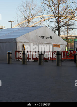 London Heathrow, Royaume-Uni, le 30 Nov 2011. Tentes à l'aéroport d'Heathrow érigé pour faire face au grand nombre de passagers devrait être retardée en raison de l'UK Border Agency frappant le personnel. Une estimation de deux millions de travailleurs du secteur public se sont mis en grève sur les changements apportés aux pensions. Banque D'Images