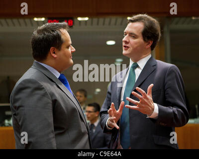 Photo de la réunion Ecofin des ministres des Finances européens étaient, de gauche à droite, Jan Kees de Jager, ministre des Finances, aux Pays-Bas avec le Chancelier de l'Echiquier, George Osborne. Banque D'Images