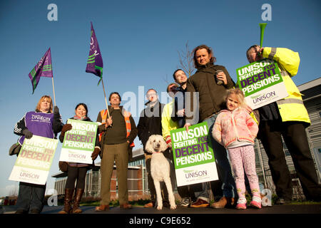 Aberystwyth, UK, Nov 30th, 2011. Les membres du syndicat de l'unisson des piquets devant les bureaux du conseil de comté de Ceredigion, Aberystwyth. Environ 2 millions de membres syndicaux du secteur public a ajouté à une journée de grève pour protester contre les menaces à leur pension. Banque D'Images