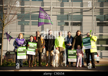 Aberystwyth, UK, Nov 30th, 2011. Les membres du syndicat de l'unisson des piquets devant les bureaux du conseil de comté de Ceredigion, Aberystwyth. Environ 2 millions de membres syndicaux du secteur public a ajouté à une journée de grève pour protester contre les menaces à leur pension. Banque D'Images